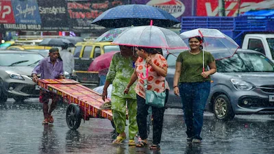 दिल्ली-एनसीआर में बदला मौसम, तेज बारिश से गर्मी से मिली राहत