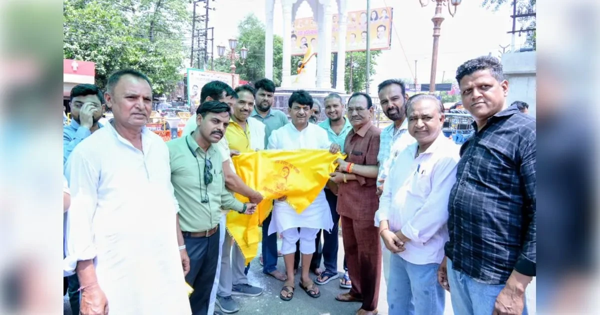 कपिल देव अग्रवाल ने की अहिल्याबाई प्रतिमा की सफाई, मुजफ्फरनगर में चला स्वच्छता अभियान