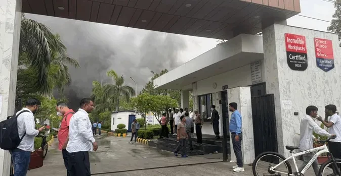 नोएडा: सेक्टर-59 मिंडा कंपनी में भीषण आग, कर्मचारियों में मचा हड़कंप