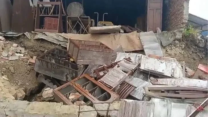 दिल्ली के साकेत में मकान ढहा, मलबे में कई लोगों के फंसे होने की आशंका
