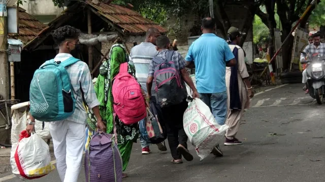 रात में पहुंचे लोग अब दिन में लौटने को मजबूर, बांग्लादेश बॉर्डर पर जुटी भीड़