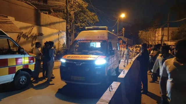 साकेत इमारत हादसा: मलबे में फंसे युवाओं का रेस्क्यू जारी, दो की मौत