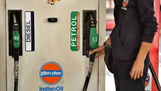 पेट्रोल-डीजल की बढ़ती कीमतें बढ़ा सकती हैं महंगाई: क्रिसिल रिपोर्ट
