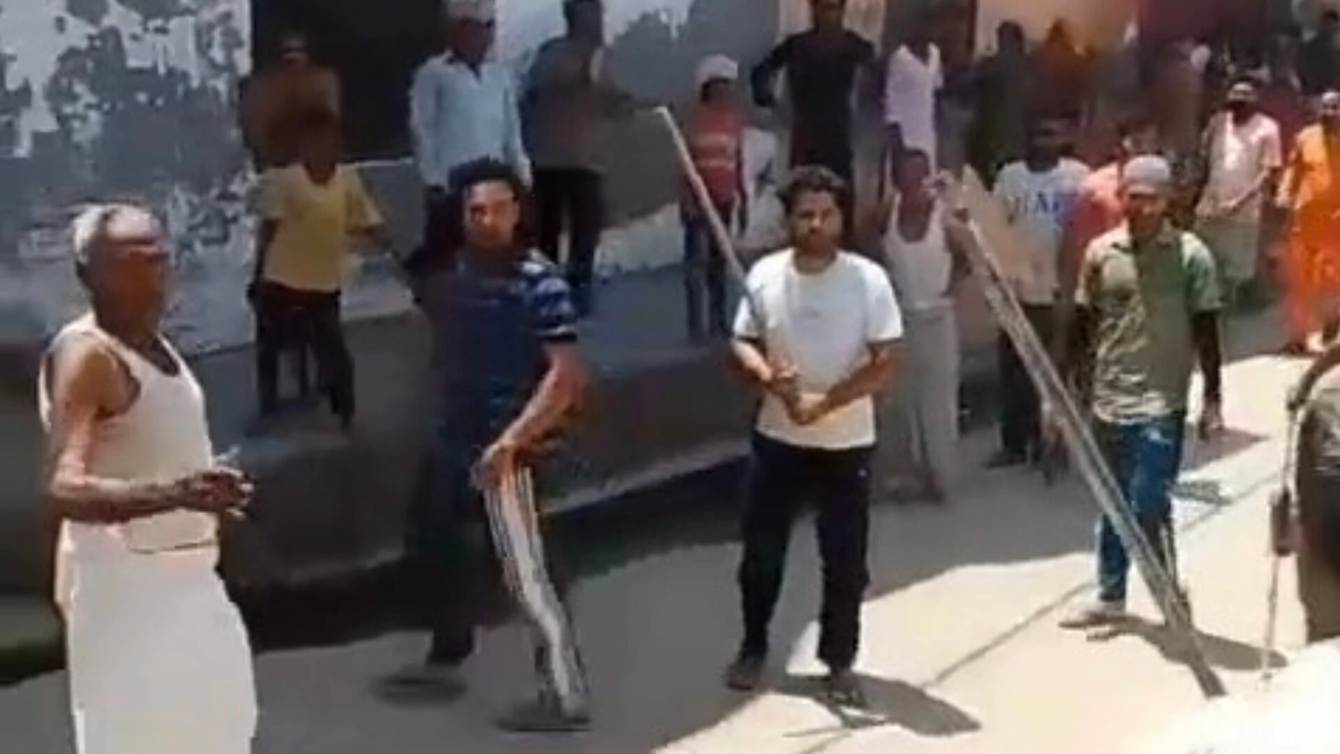 मुजफ्फरनगर: शेरपुर में पानी विवाद को लेकर हिंसक झड़प, वीडियो वायरल