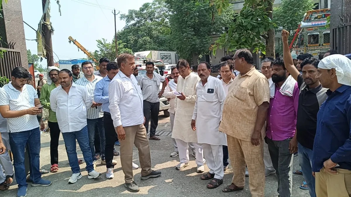 मुजफ्फरनगर: एआरटीओ कार्यालय पर मिनी बस संचालकों का हंगामा, व्यवस्था पर उठाए सवाल