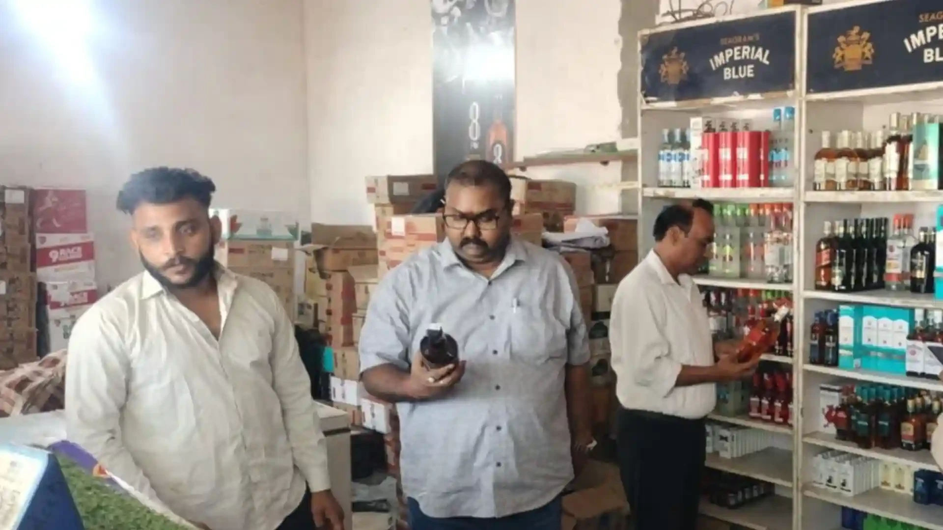 मुजफ्फरनगर में आबकारी विभाग की ताबड़तोड़ छापेमारी, शराब की दुकानों में मचा हड़कंप