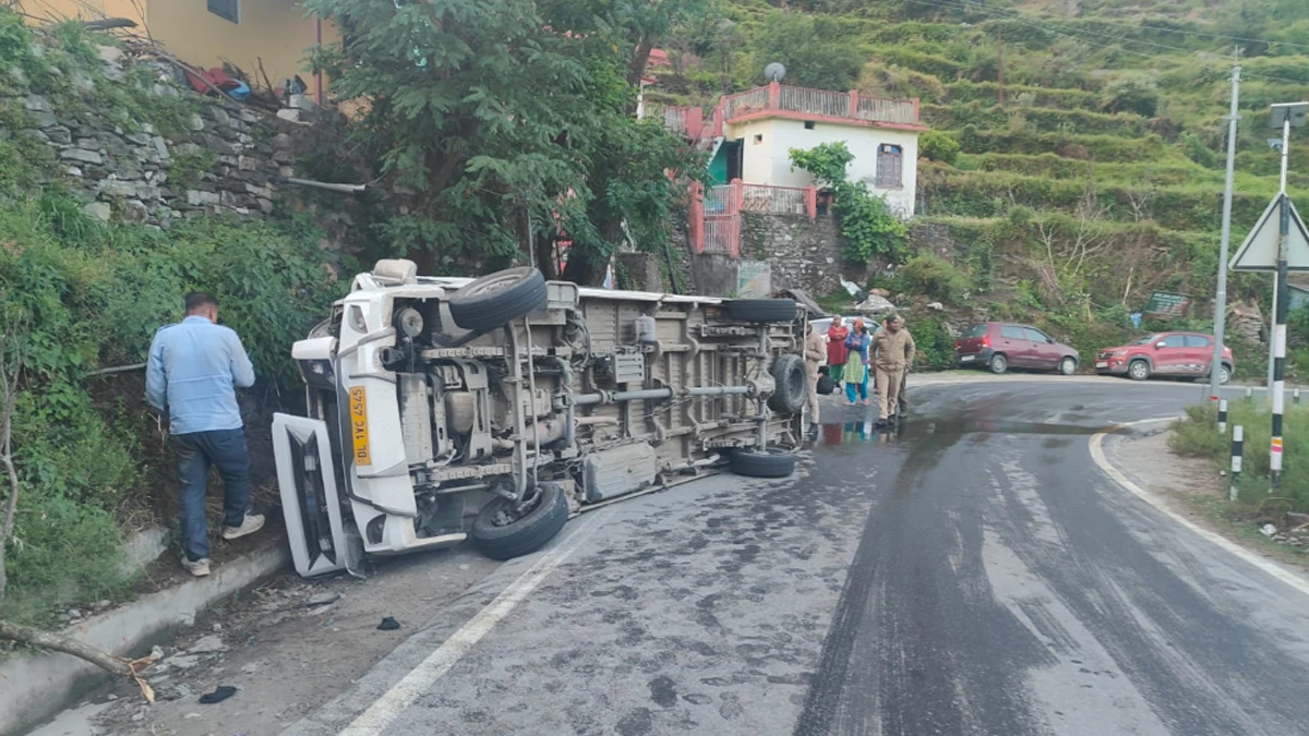 बदरीनाथ हाईवे पर दर्दनाक हादसा, टेंपो ट्रैवलर पलटा; 1 महिला की मौत