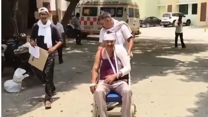 कौशांंबी: कोखराज में बड़ा बवाल, ग्रामीणों ने पुलिसकर्मियों को चोर समझकर पीटा