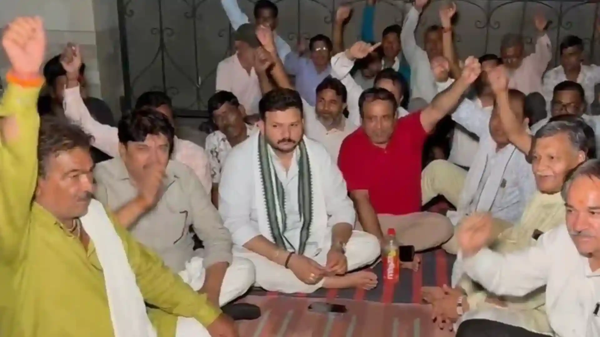 मुजफ्फरनगर: बकाया वेतन को लेकर डिस्टलरी कर्मचारियों का एमडी के घर के बाहर प्रदर्शन
