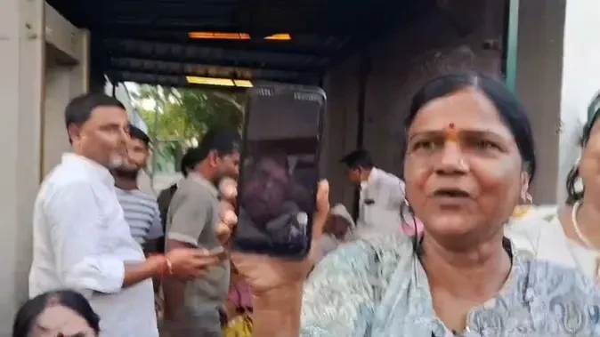 वीडियो कॉल पर लालू प्रसाद ने की बात, राबड़ी आवास के सामने पहरेदार बने कार्यकर्ता