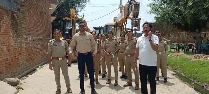 संभल में मस्जिद ध्वस्तीकरण के दौरान पोस्टर मिलने पर आठ पर केस दर्ज
