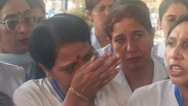 महिला आयोग चेयरपर्सन की टिप्पणी से भड़का विरोध, नर्सिंग स्टाफ हड़ताल पर