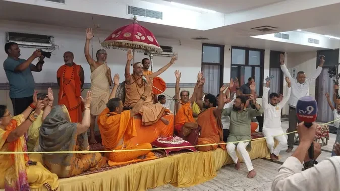 गो-राजनीति और राम मंदिर ट्रस्ट पर शंकराचार्य के तीखे बयान, गोमाता को लेकर आंदोलन की अपील