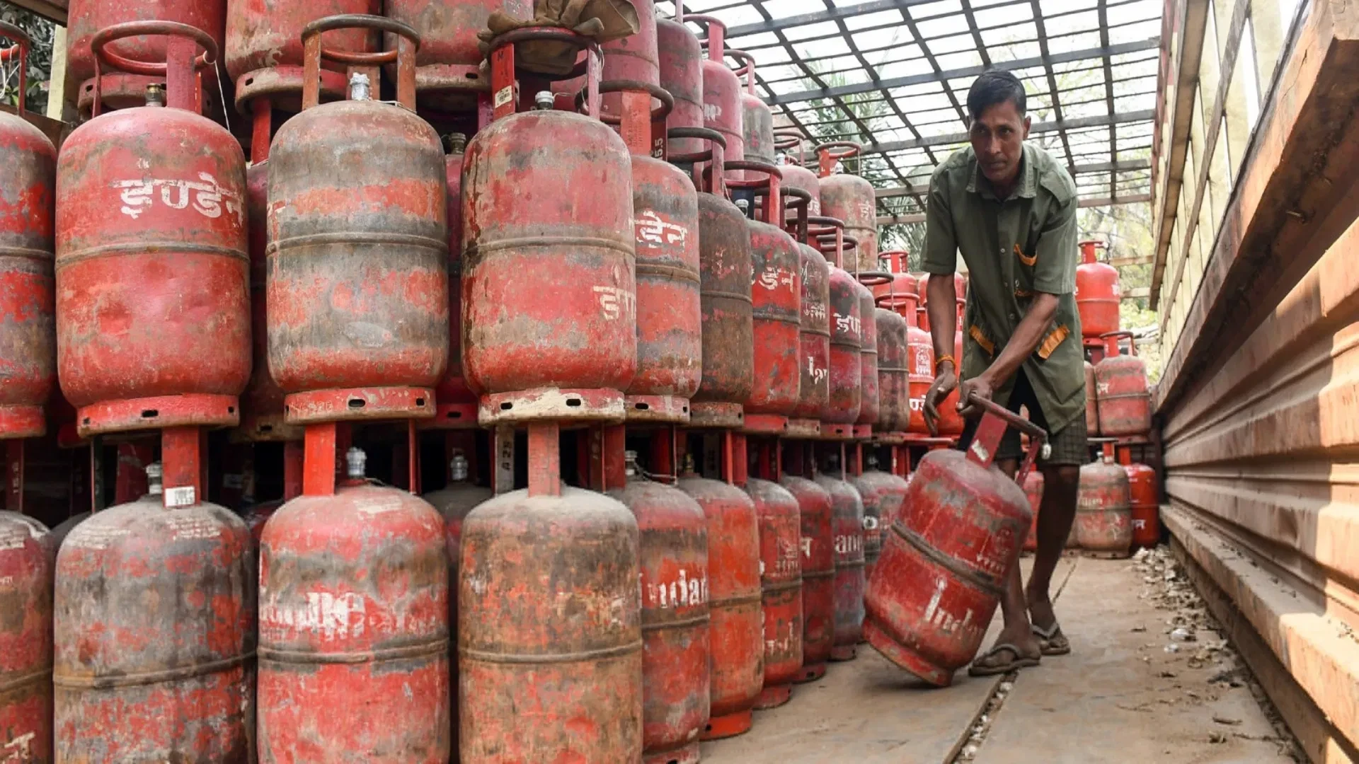 यूपी में दोहरे गैस कनेक्शन पर सख्ती, PNG वाले घरों के LPG कनेक्शन होंगे निलंबित