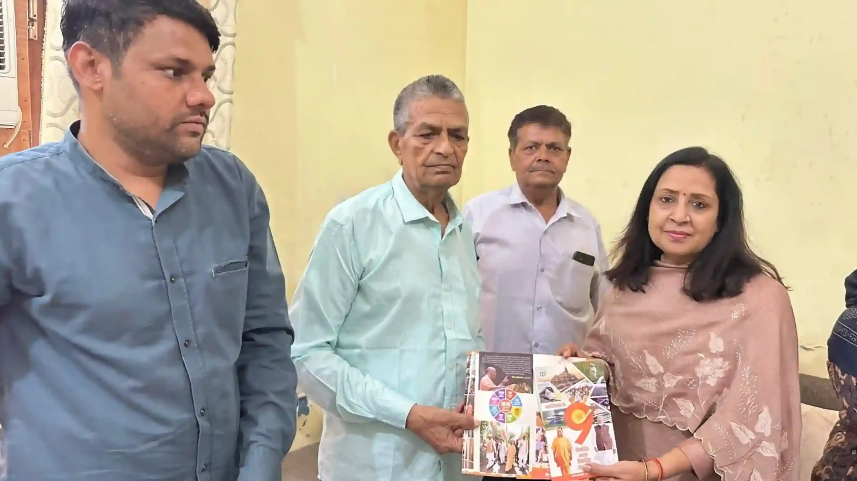 मुजफ्फरनगर: मीनाक्षी स्वरूप ने जनसंपर्क कर सरकार की योजनाओं की दी जानकारी