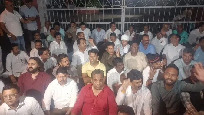 मीनाक्षी नटराजन का नामांकन रद्द होने पर चुनाव आयोग के बाहर कांग्रेस का धरना