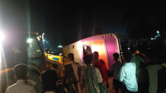 कटिहार में भीषण सड़क हादसा, NH-31 पर पलटी बस; 35 से ज्यादा यात्री घायल