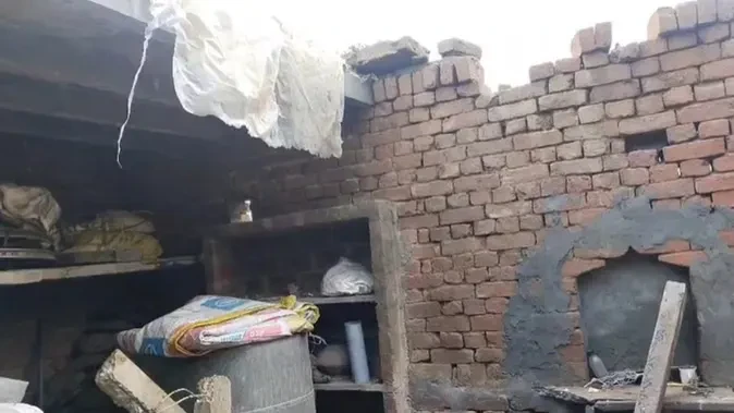 बागपत में आंधी-बारिश का कहर, मलबे में दबे पांच बच्चे, भारी नुकसान