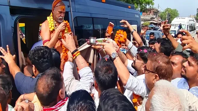 शंकराचार्य अविमुक्तेश्वरानंद की गो-रक्षा यात्रा पहुंची अतरौली, सरकार पर साधा निशाना