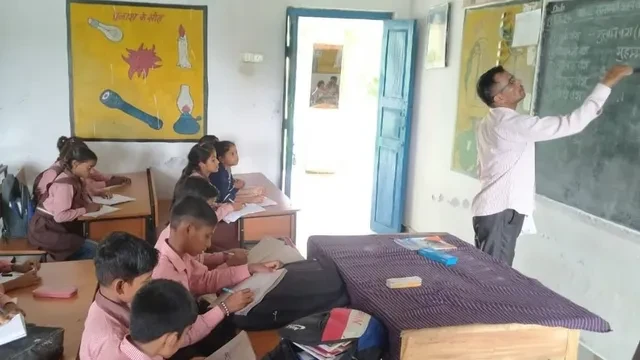 यूपी में 16 जून से खुलेंगे स्कूल, लेकिन जनगणना और तबादलों से अटका शिक्षण कार्य