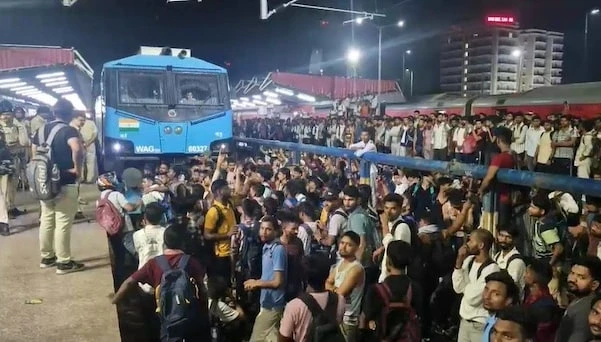 पटना के पाटलिपुत्र रेलवे स्टेशन पर छात्रों का उग्र प्रदर्शन, ट्रेन में तोड़फोड़ और पथराव