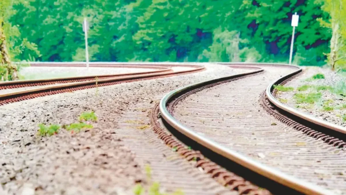 लखनऊ में पंजाब मेल को पटरी से उतारने की साजिश नाकाम, ट्रैक पर मिला 50 किलो का लोहे का चौखट
