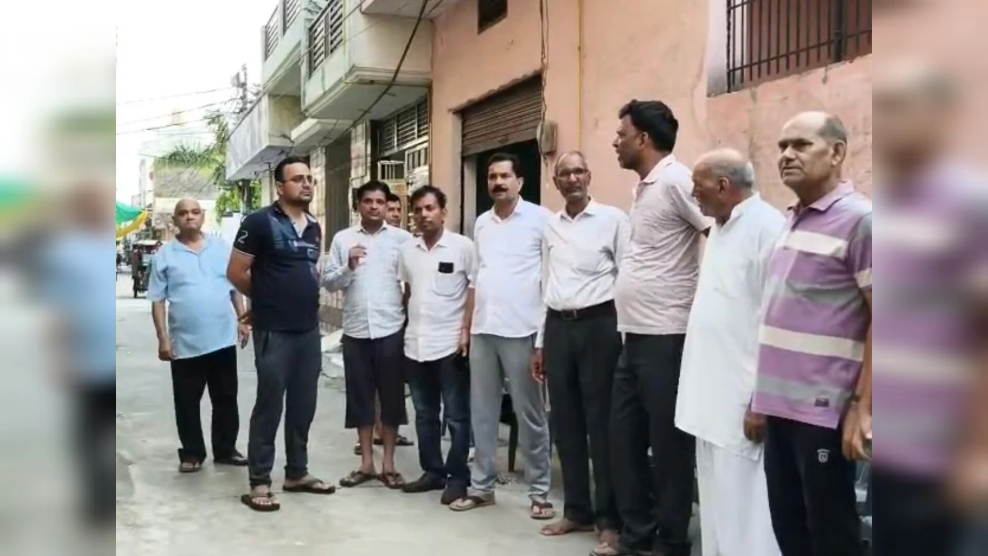 मुजफ्फरनगर: मोबाइल टावर के विरोध में बवाल, लोगों ने लगाए “मकान बिकाऊ है” के पोस्टर