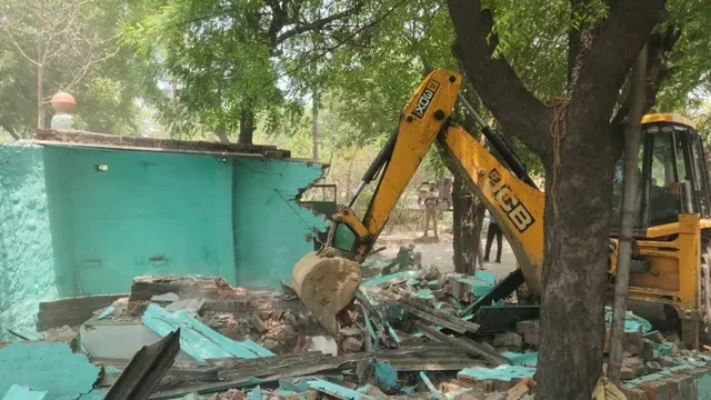 लोनी में बड़ा एक्शन, ट्रोनिका सिटी में ग्रीन बेल्ट से हटाया गया अवैध निर्माण