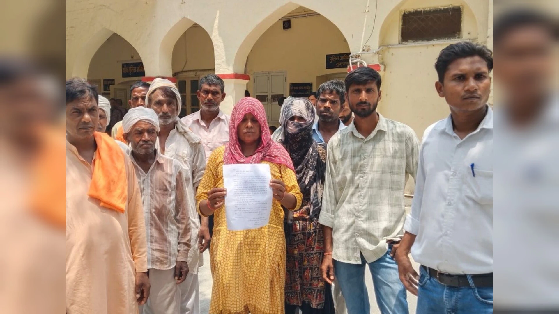 मुजफ्फरनगर में हंगामा: पीड़ित परिवार तेल की केन लेकर पहुंचा एसएसपी ऑफिस