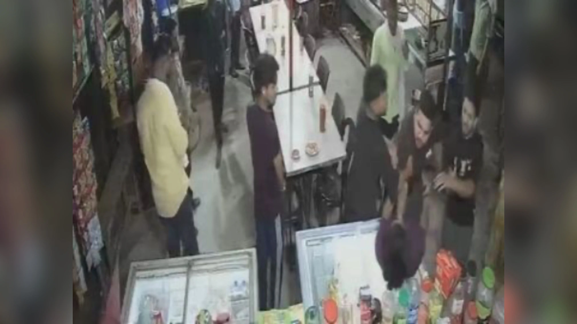 मुजफ्फरनगर: मोमोज को लेकर मचा बवाल! दुकान में घुसकर मारपीट, CCTV में कैद हुई पूरी घटना