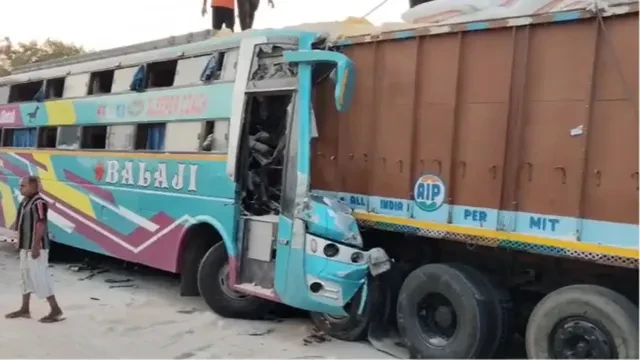 वडोदरा में भीषण सड़क हादसा, ट्रक से टकराई लग्जरी बस; 5 की मौत, 26 घायल