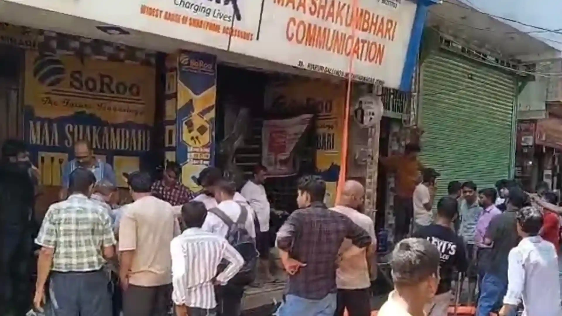 मुजफ्फरनगर: आर्यपुरी में मोबाइल एसेसरीज की दुकान में लगी आग, मचा हड़कंप