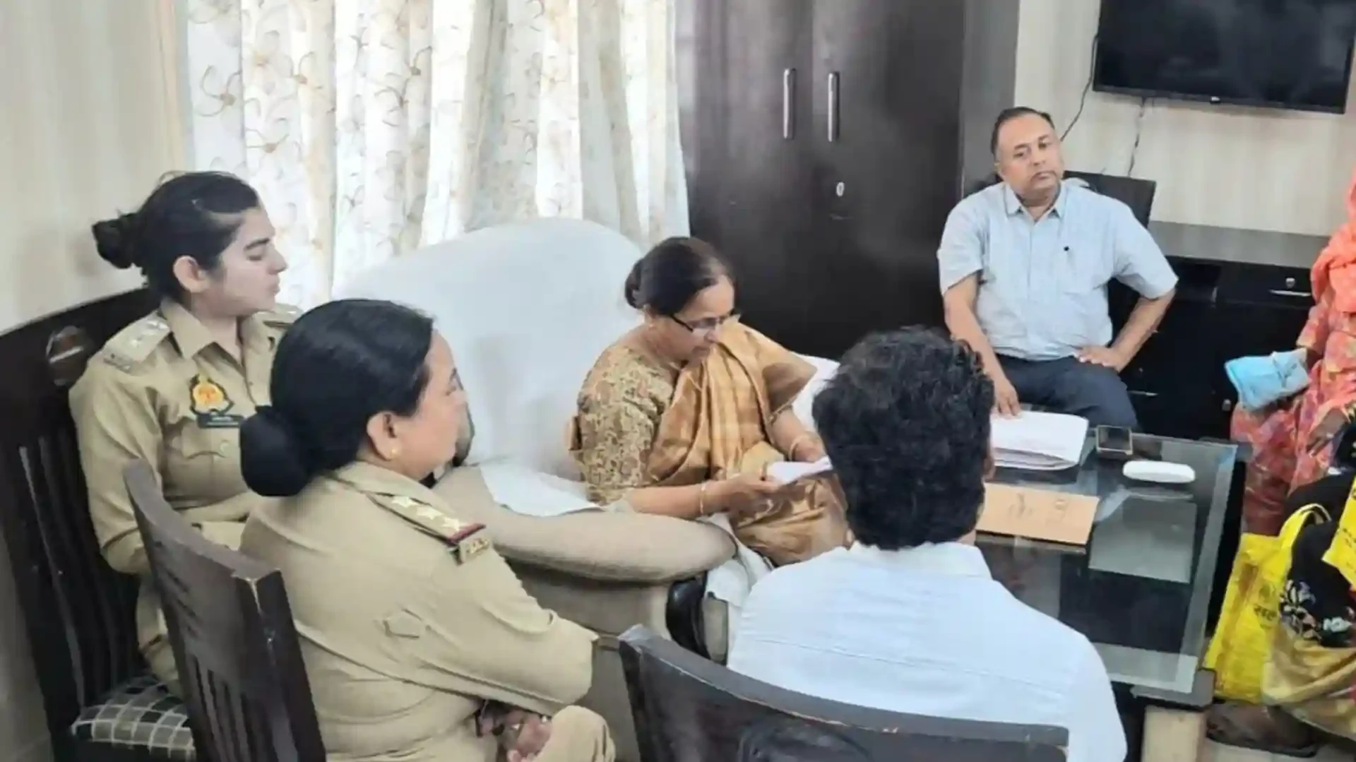 मुजफ्फरनगर: महिला आयोग सदस्य सपना कश्यप ने सुनीं शिकायतें, त्वरित कार्रवाई के दिए निर्देश