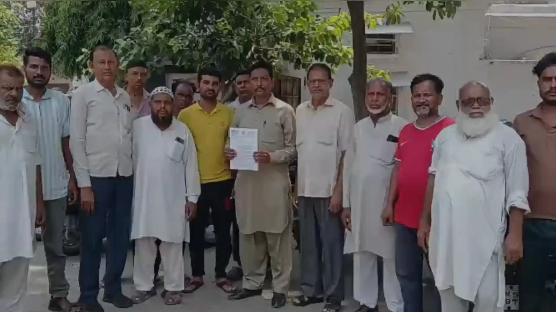 मुजफ्फरनगर: लद्धावाला के लोगों का फूटा गुस्सा, समस्याओं को लेकर डीएम कार्यालय पर प्रदर्शन