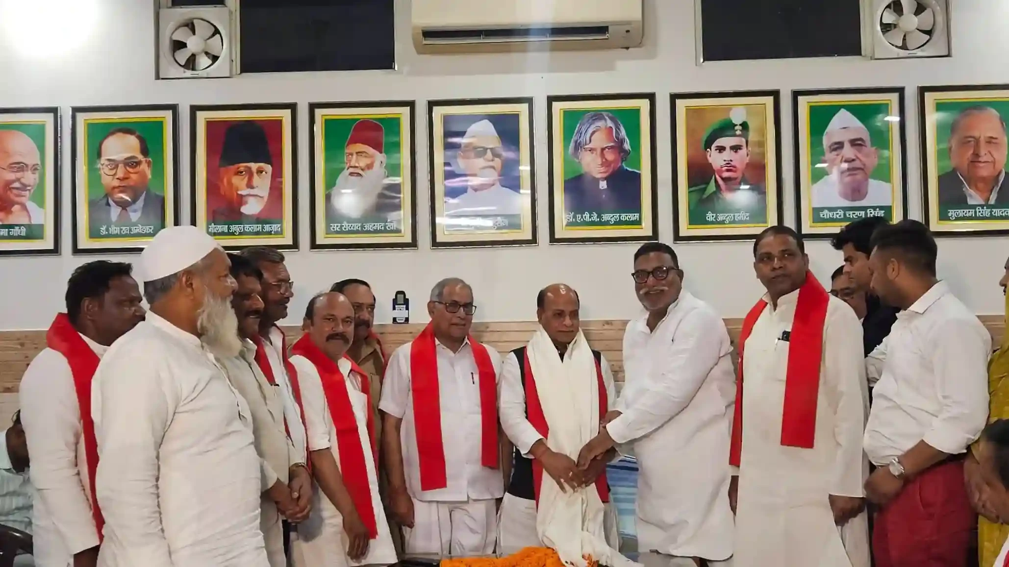 मुजफ्फरनगर: कादिर राणा के आवास पर जुटे सपा नेता, कई बड़े चेहरों की गैरमौजूदगी ने खींचा ध्यान