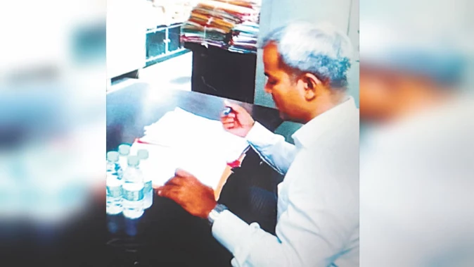 मेरठ नगर निगम में कुर्सी विवाद, बाहर बैठकर विरोध पर उतरे अधिकारी