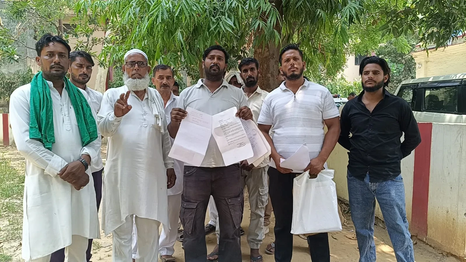 मुजफ्फरनगर: अवैध कब्जे के आरोपों पर ग्रामीणों का SSP कार्यालय पर प्रदर्शन