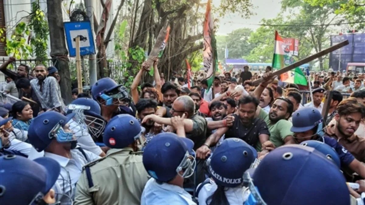 कोलकाता एयरपोर्ट पर टीएमसी–भाजपा कार्यकर्ताओं में झड़प, पुलिस ने संभाली स्थिति