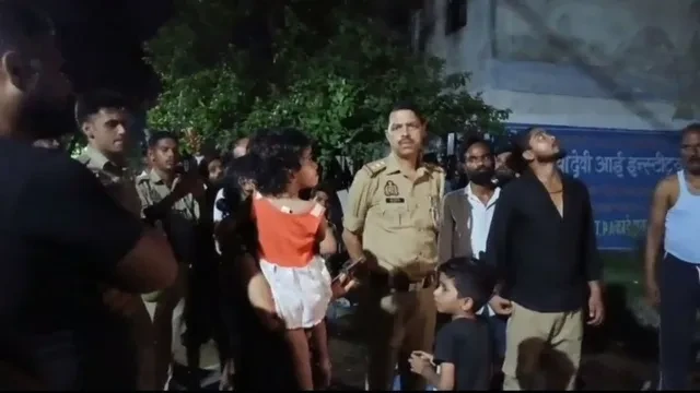 शाहजहांपुर में हंगामा: सिलेंडर लेकर टंकी पर चढ़ा युवक, चार घंटे चला ड्रामा