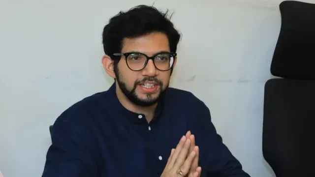 शिवसेना (UBT) में घमासान, आदित्य ठाकरे बोले– वफादारी बिकाऊ हो गई