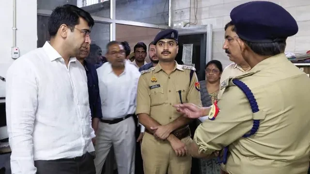 हाथरस में प्रशासन की बड़ी कार्रवाई, 16 जगहों पर कोचिंग और लाइब्रेरी सील