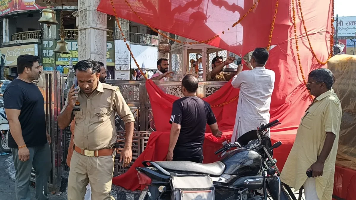 मुजफ्फरनगर: शिव चौक मंदिर को ढकने पर भड़के हिंदू संगठन, प्रशासन को दी चेतावनी