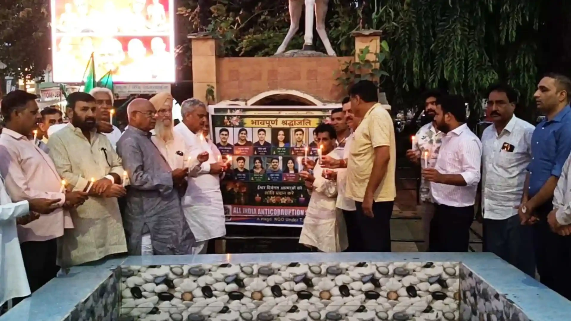मुजफ्फरनगर: झांसी रानी पार्क में शोक सभा, अग्निकांड के मासूम बच्चों को दी गई श्रद्धांजलि