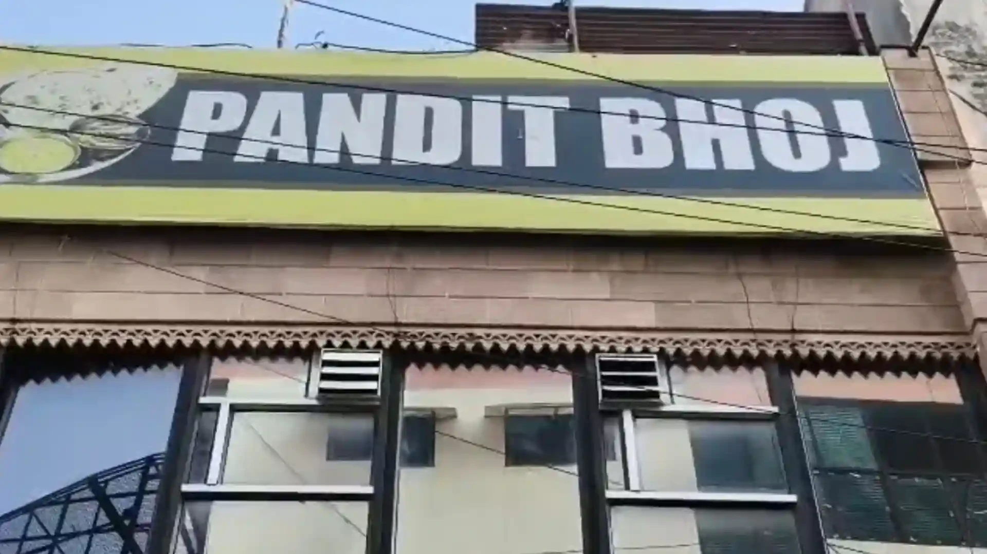 मुजफ्फरनगर: फायर सेफ्टी में खामियां मिलने पर प्रशासन की कार्रवाई, ‘पंडित भोज’ होटल तत्काल बंद