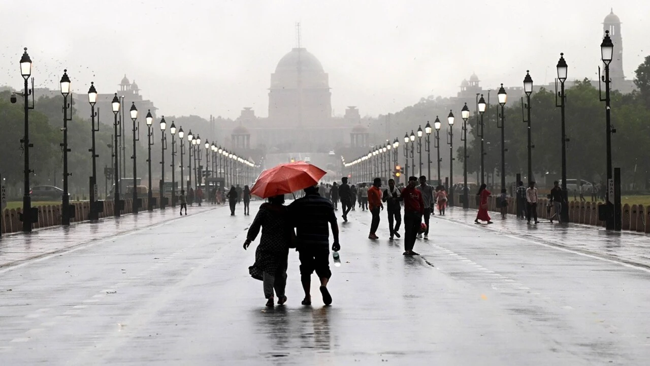 दिल्ली-NCR में झमाझम बारिश से मौसम सुहाना, कई इलाकों में जलभराव