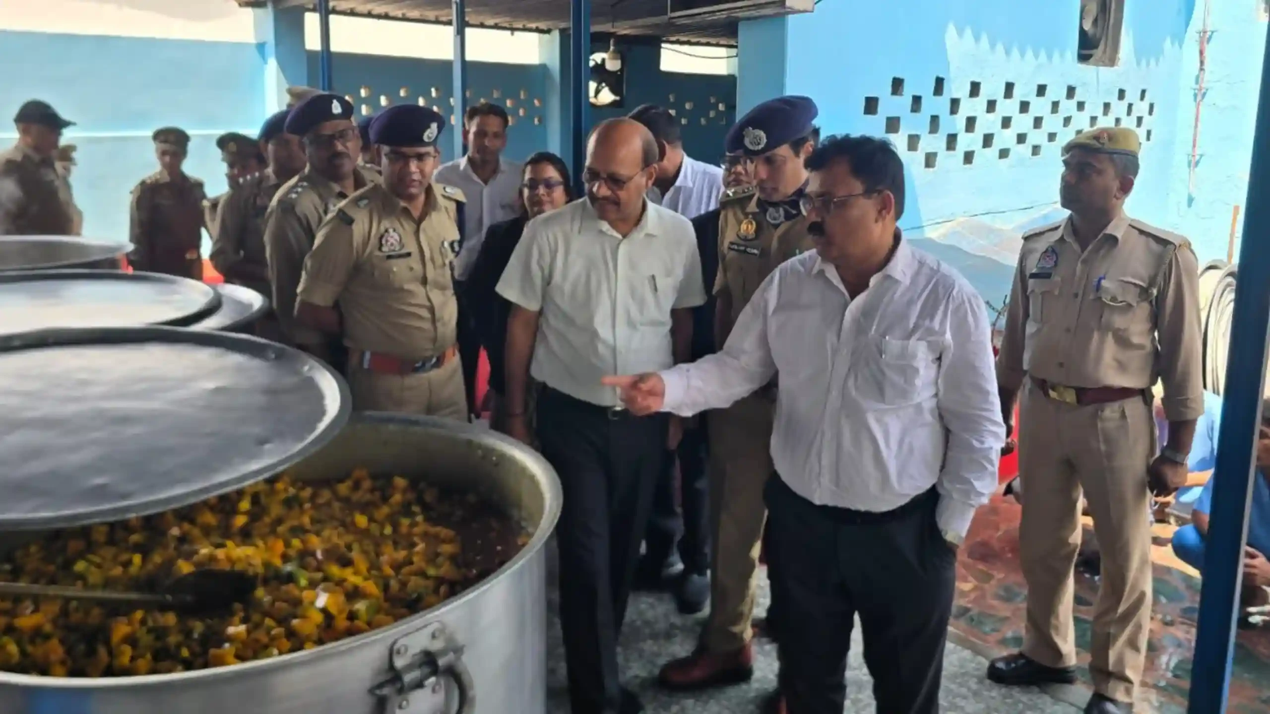 मुजफ्फरनगर: जेल में अधिकारियों का औचक निरीक्षण, बंदियों को दी गई कानूनी जानकारी