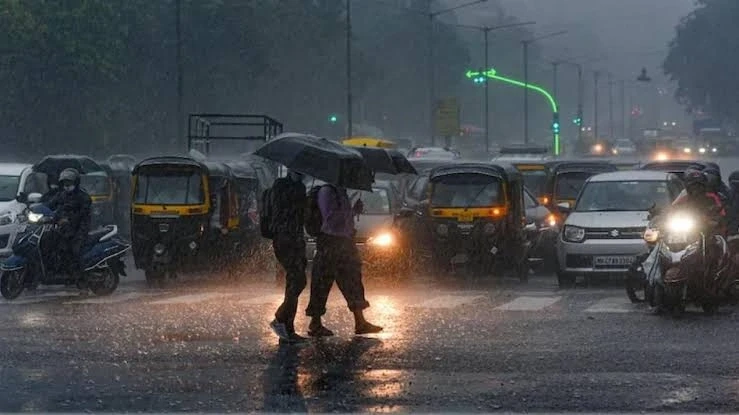 दिल्ली-NCR में झमाझम बारिश से मौसम सुहाना, कई इलाकों में जलभराव