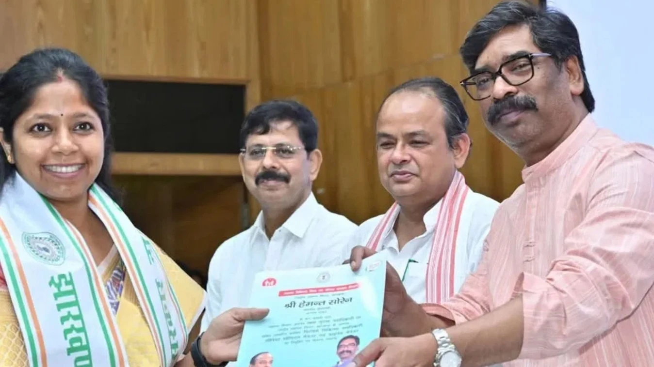 रांची में हेमंत सोरेन ने बांटे नियुक्ति पत्र, युवाओं से की जनसेवा की अपील