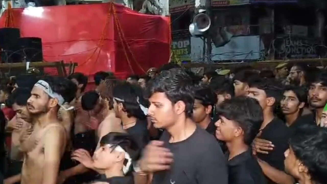मुजफ्फरनगर: मोहर्रम जुलूस शांतिपूर्ण संपन्न, पर्दा हटाने पहुंचे हिंदू नेताओं को पुलिस ने हिरासत में लिया