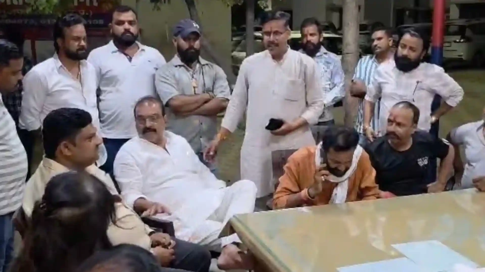 मुजफ्फरनगर: शिव चौक विवाद के बाद कोतवाली में हंगामा, पुलिस कार्रवाई पर बवाल